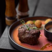 купить Стейк «Филе Миньон» с перечным соусом Стейк «Филе Миньон» с перечным соусом заказать доставку ROJO ресторан Алматы